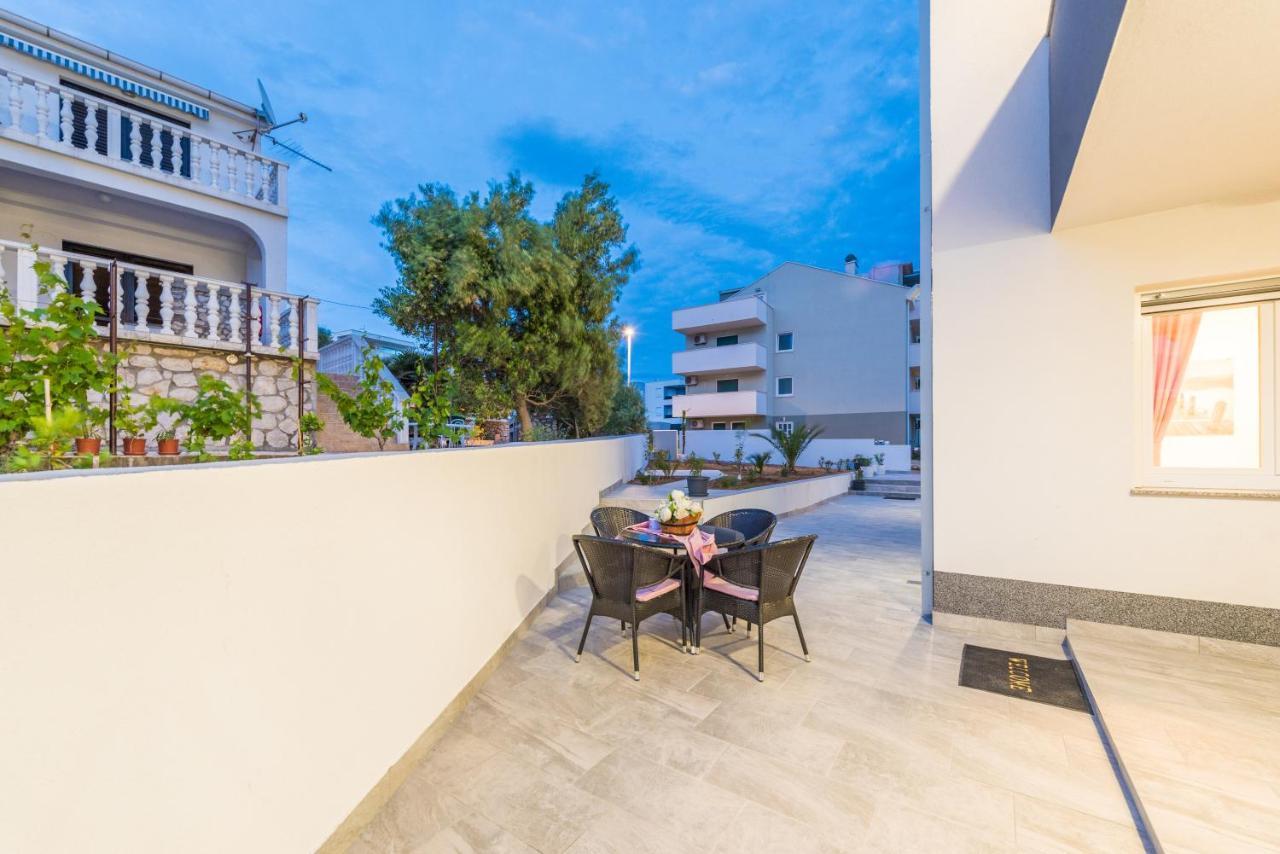 נובליה Villa Jana Luxury Apartments מראה חיצוני תמונה