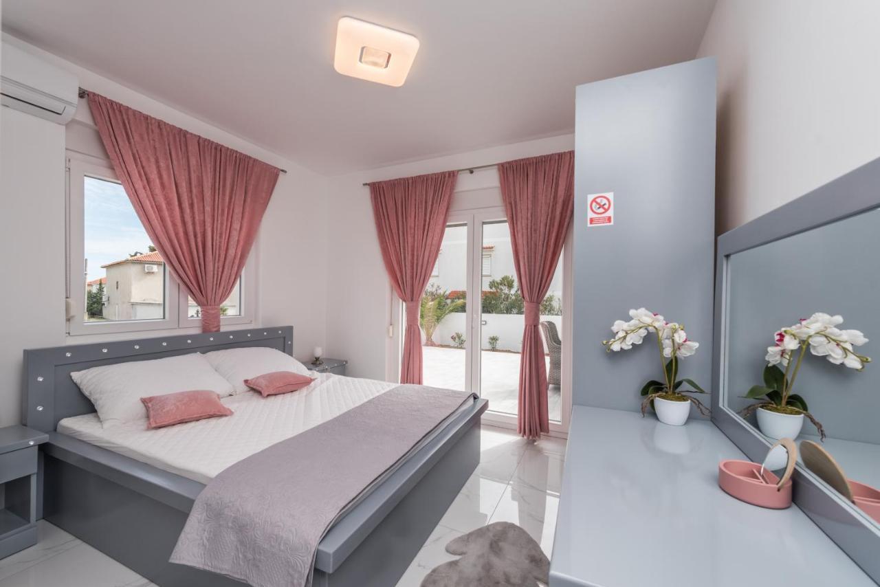 נובליה Villa Jana Luxury Apartments מראה חיצוני תמונה