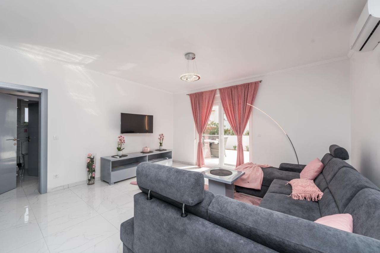 נובליה Villa Jana Luxury Apartments מראה חיצוני תמונה