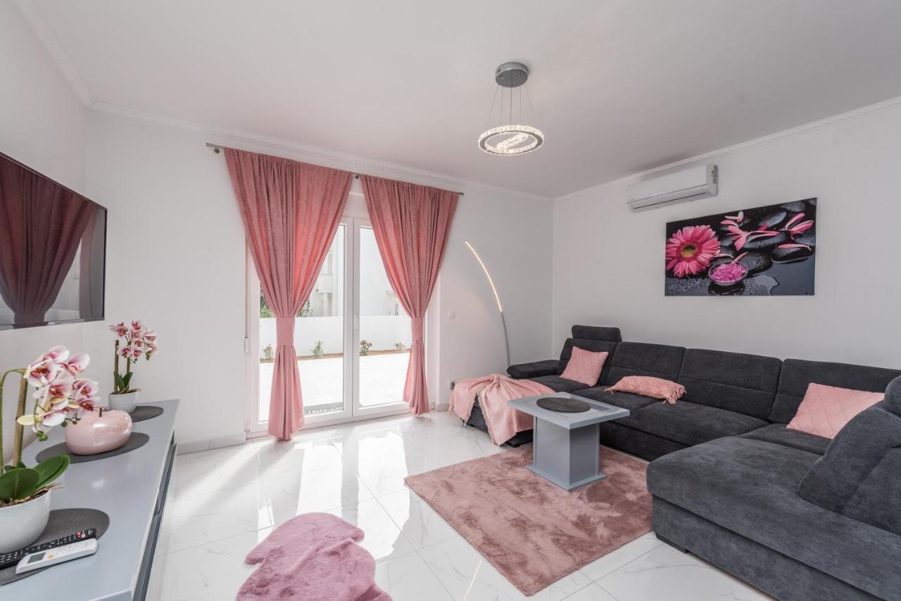 נובליה Villa Jana Luxury Apartments מראה חיצוני תמונה