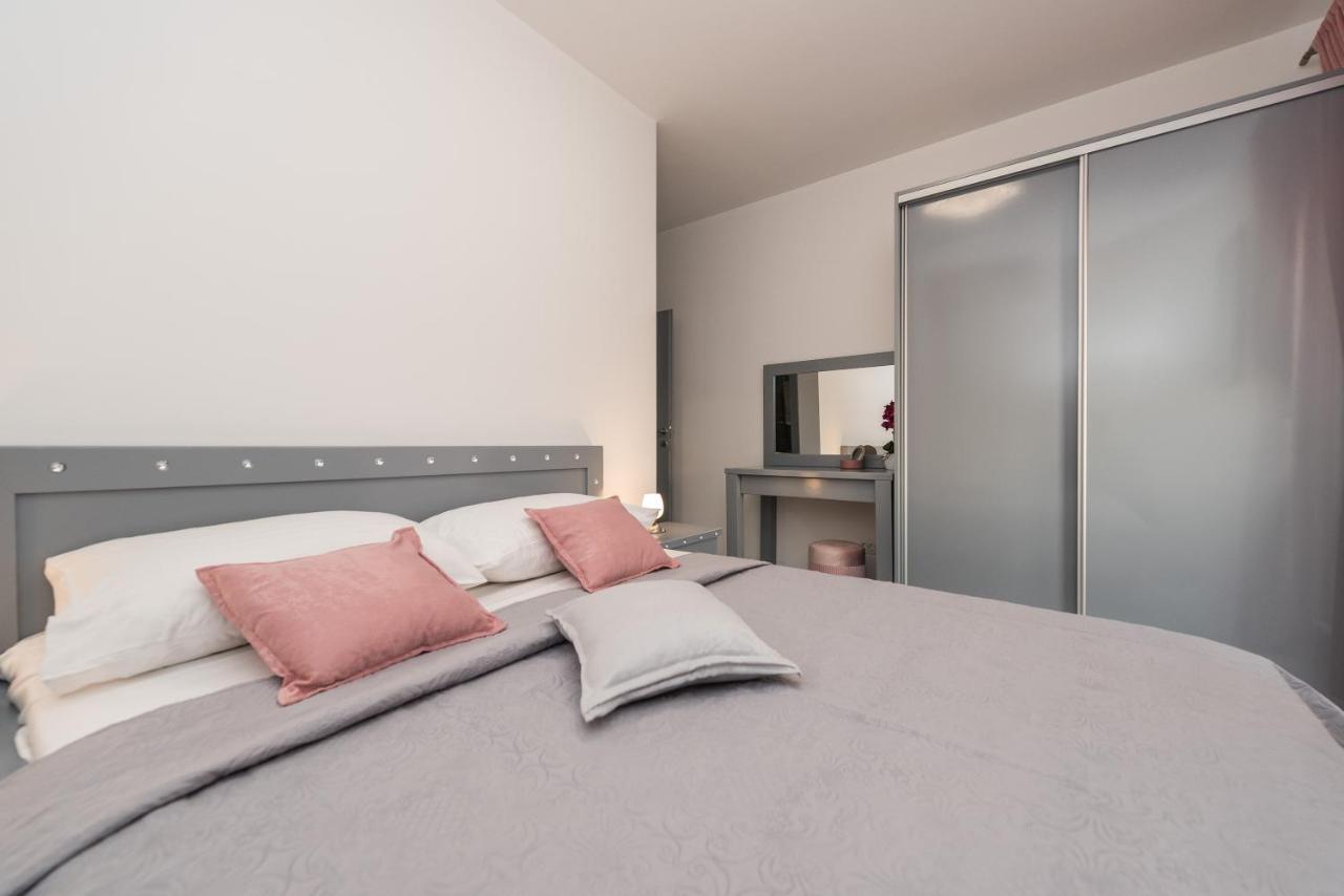 נובליה Villa Jana Luxury Apartments מראה חיצוני תמונה