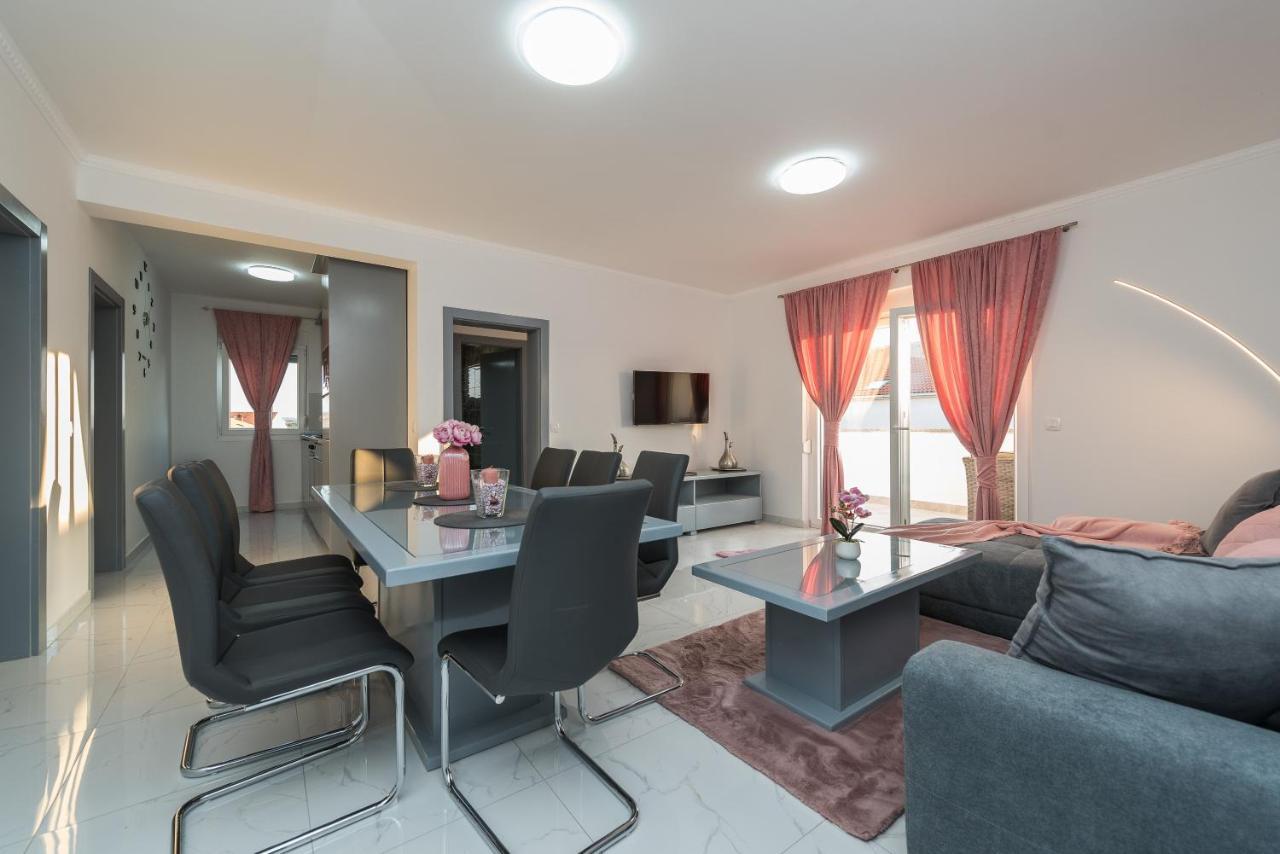 נובליה Villa Jana Luxury Apartments מראה חיצוני תמונה