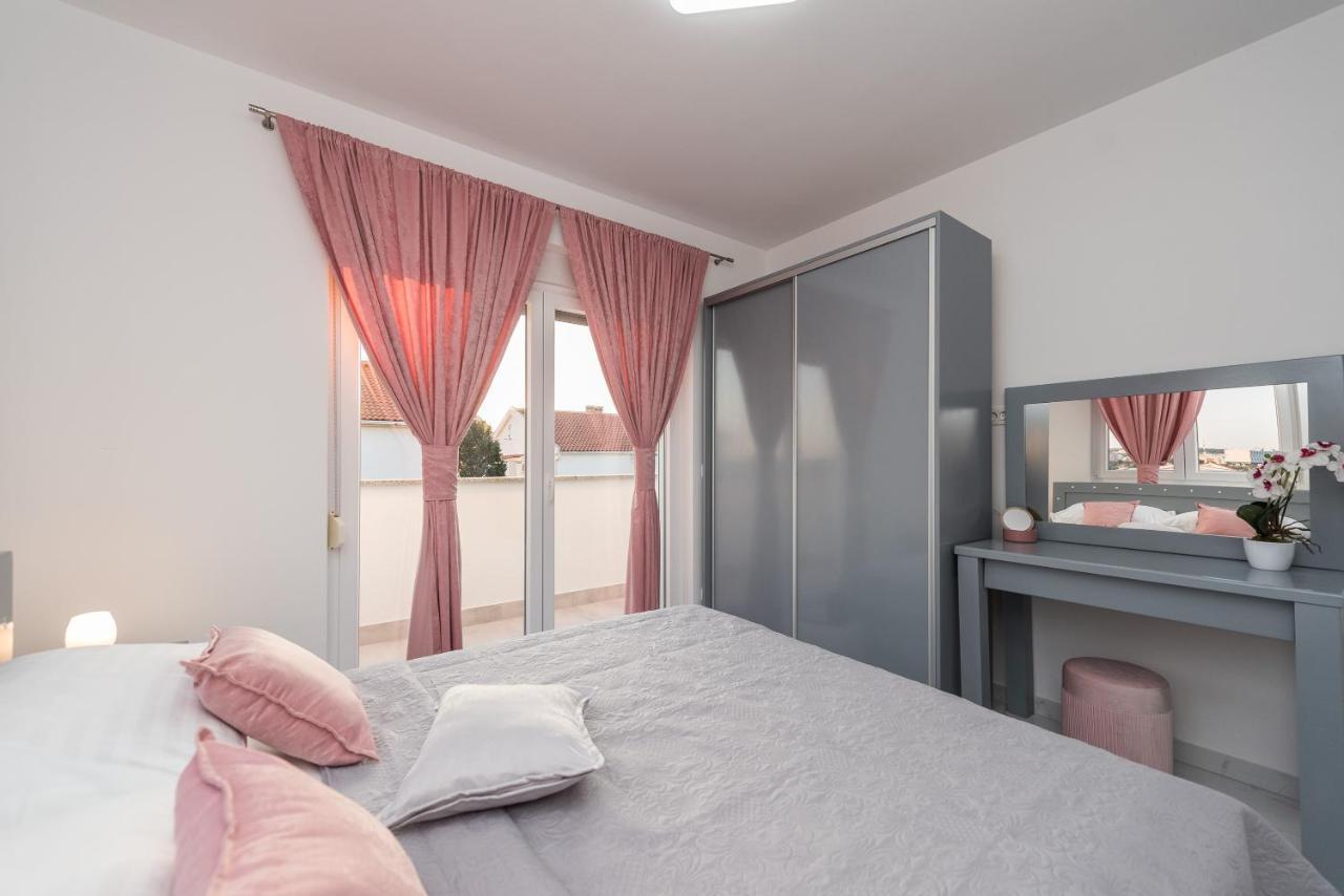נובליה Villa Jana Luxury Apartments מראה חיצוני תמונה