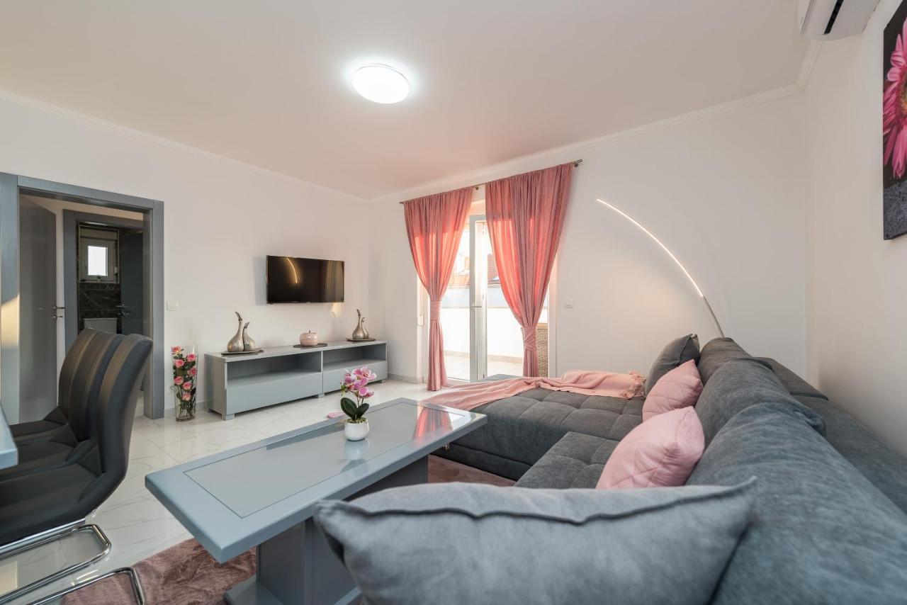 נובליה Villa Jana Luxury Apartments מראה חיצוני תמונה