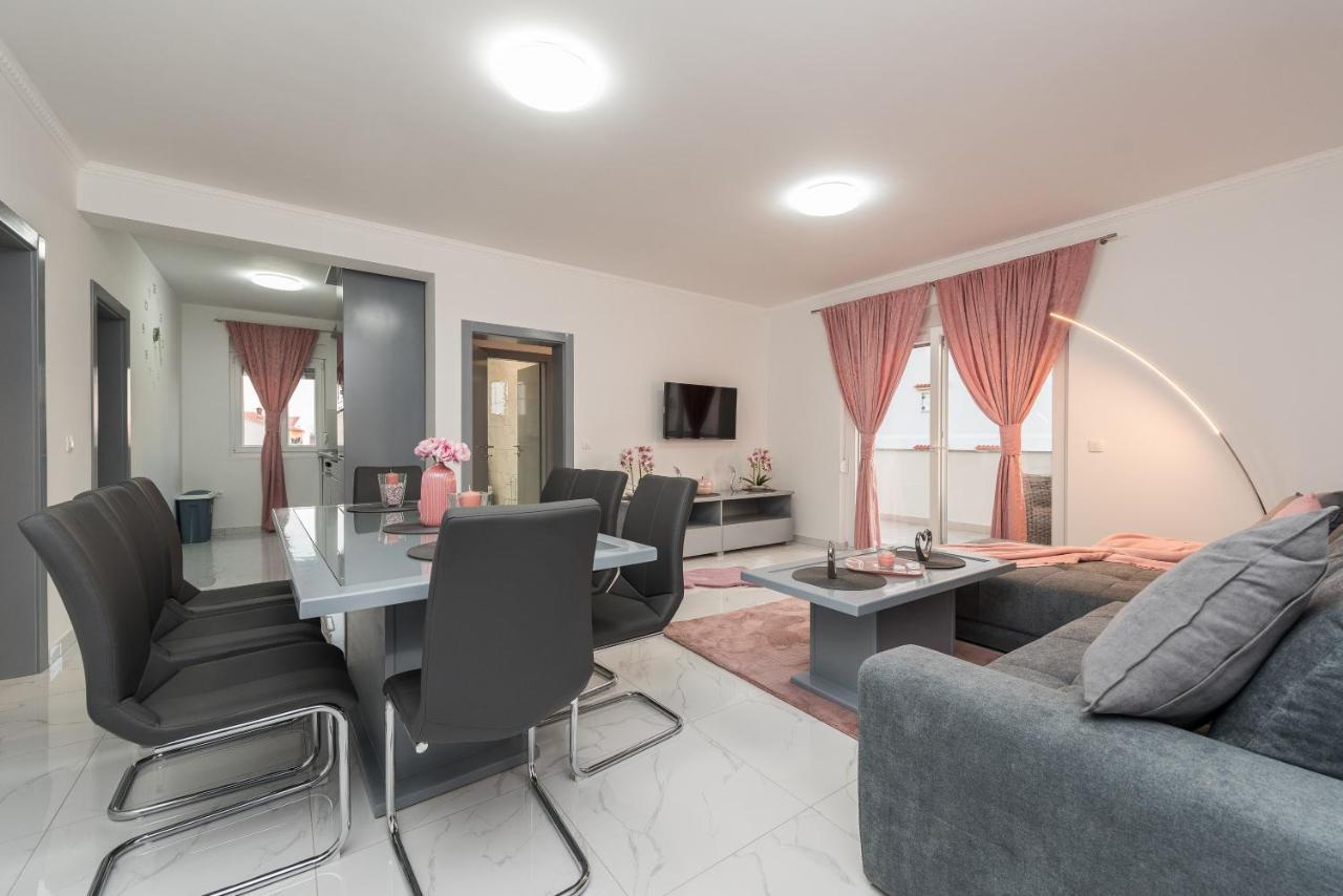 נובליה Villa Jana Luxury Apartments מראה חיצוני תמונה