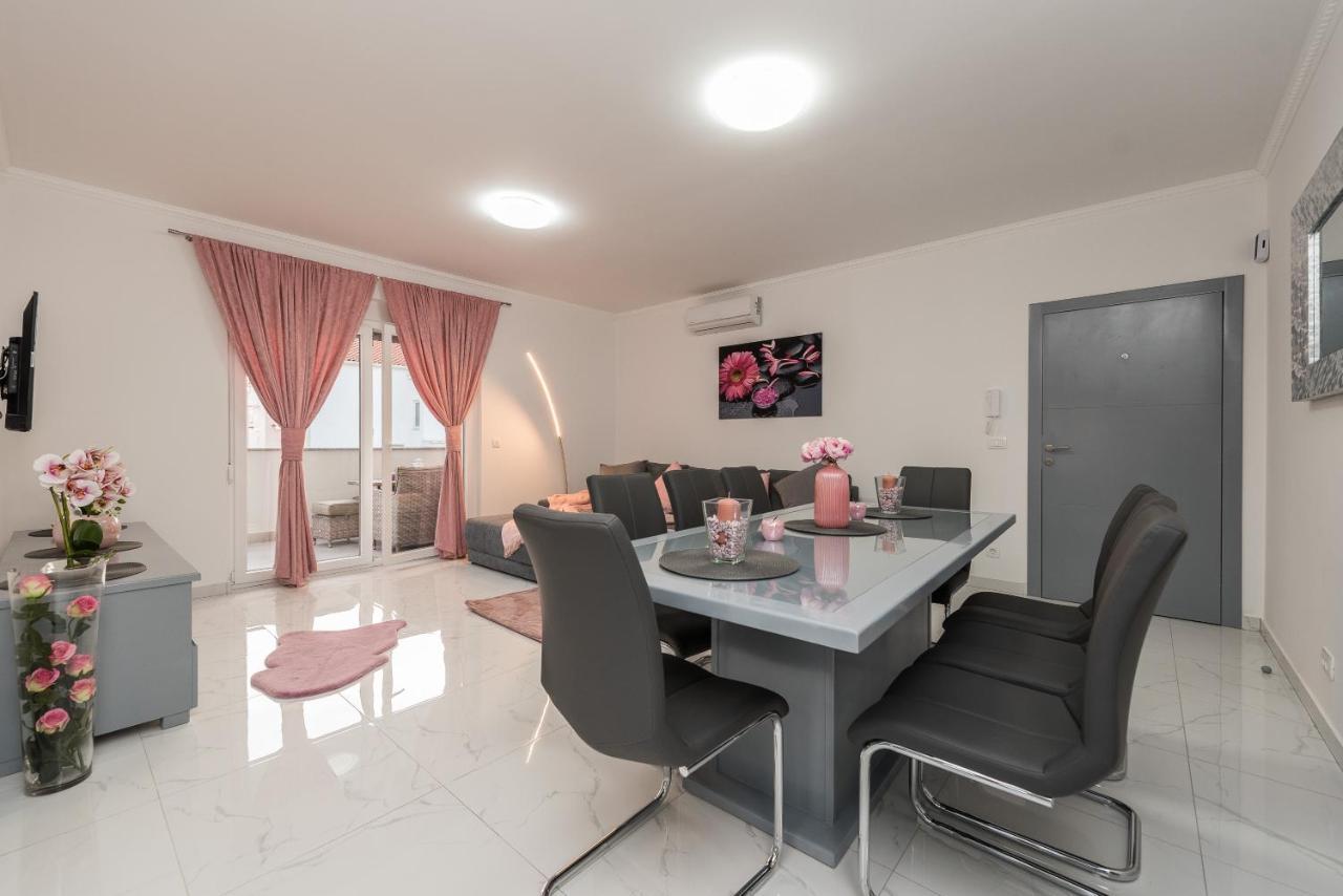 נובליה Villa Jana Luxury Apartments מראה חיצוני תמונה
