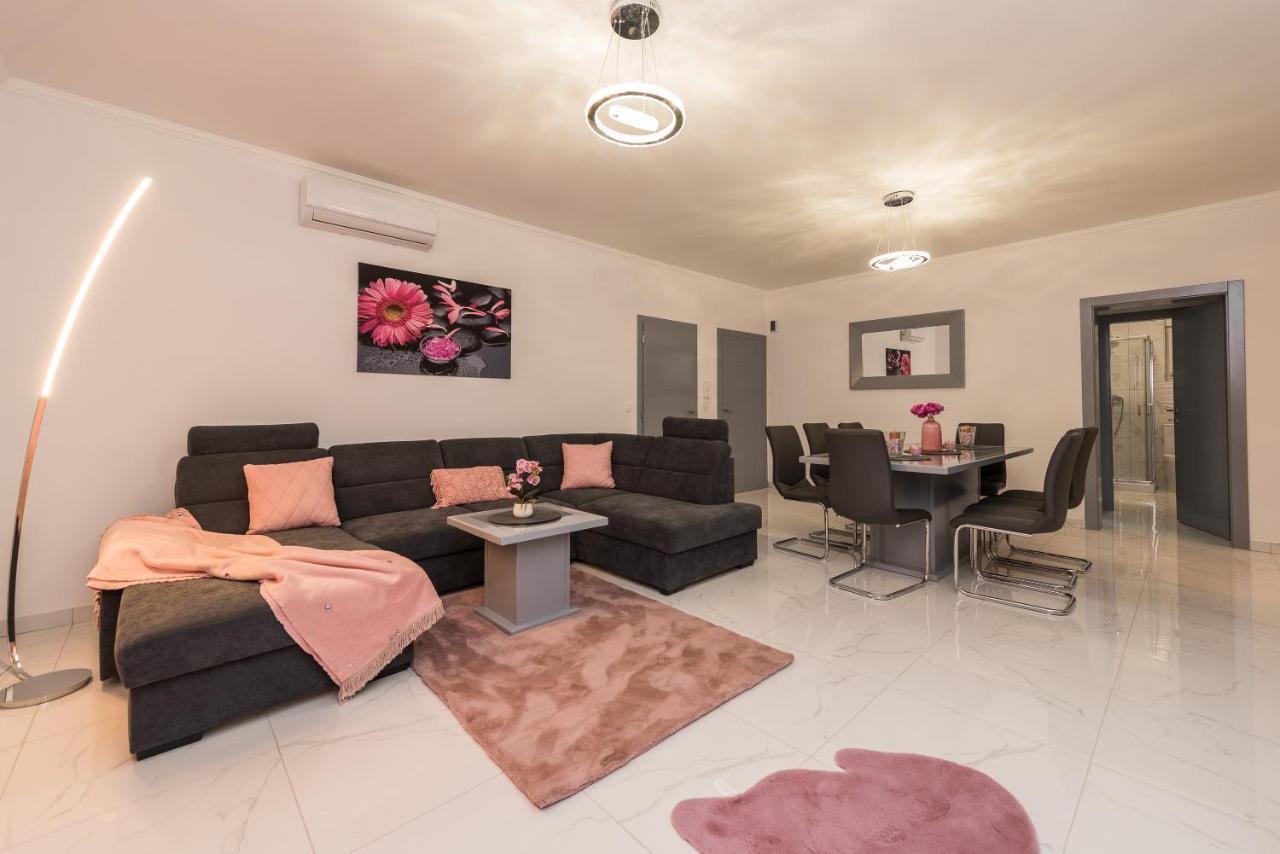 נובליה Villa Jana Luxury Apartments מראה חיצוני תמונה